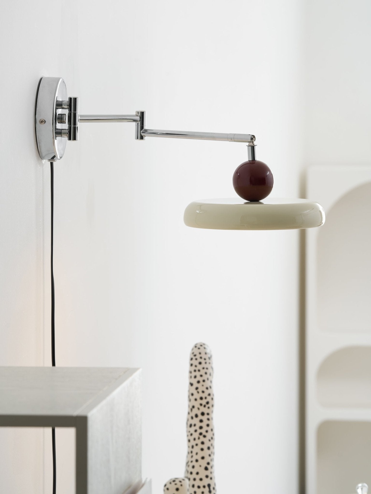 Elin Round Disc Plug-In Wall Sconce – Modern LED Wall Lamp for Bedroom